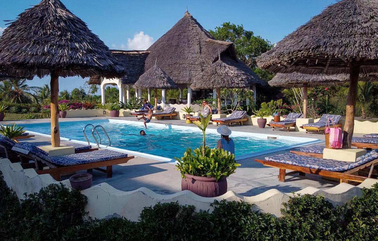 Butiama Bustani Hotel Килиндони Екстериор снимка