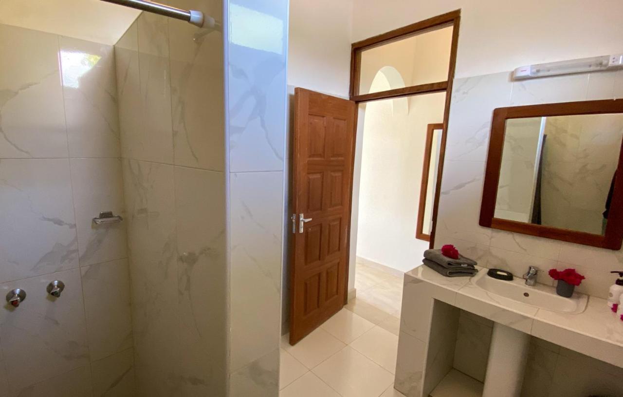 Butiama Bustani Hotel Килиндони Екстериор снимка