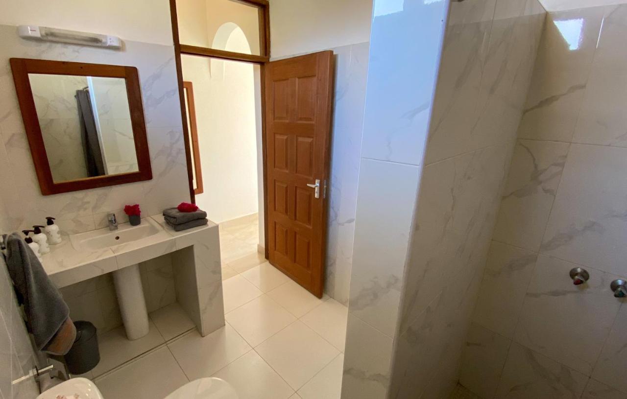Butiama Bustani Hotel Килиндони Екстериор снимка